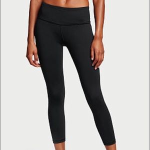 VS Black Knockout Capri legging
